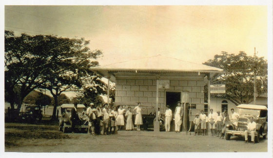 Primera bomba de gasolina frente a la Estación del ferrocarril 1940. Foto Archivo Lepawap. 