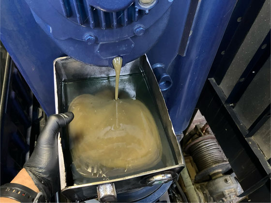 ワイヤーウインチのオイル交換