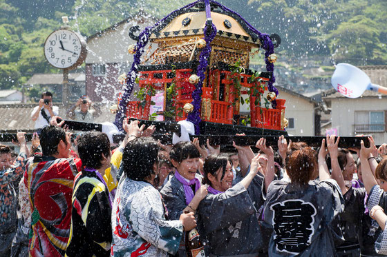 下田温泉祭り　お湯かけ神輿写真