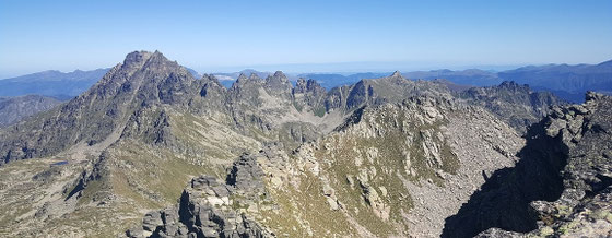 das Hochgebirge der Pyrenäen im Süden der Region