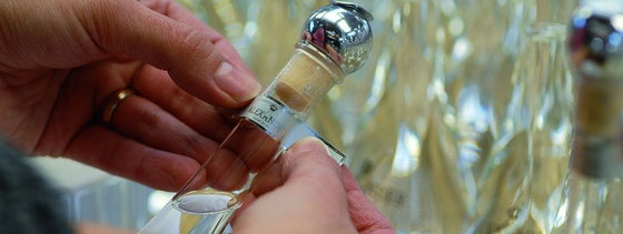 Die Abfüllung für Alexander Grappa erfolgt per Hand