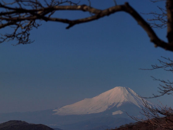 登山中、尾根道からの富士山