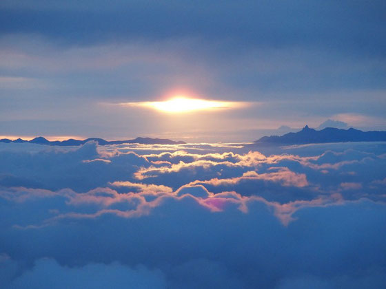 旭光が雲海を染めるこの光景の素晴らしさ・・・感動ものでした。