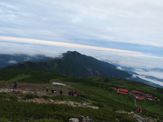 いよいよ下山です。別山がやっと姿を見せてくれましたね。眼下に室堂が広がっている。