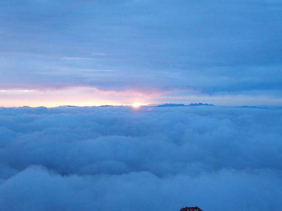 ご来光は??と不安を抱えながら待つことしばし、神々しい風景が広がり始めた。