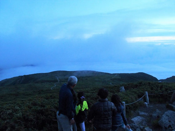 夕食前に室堂付近を散策。今日の登ってきた道と明日の下山コースを説明しています。