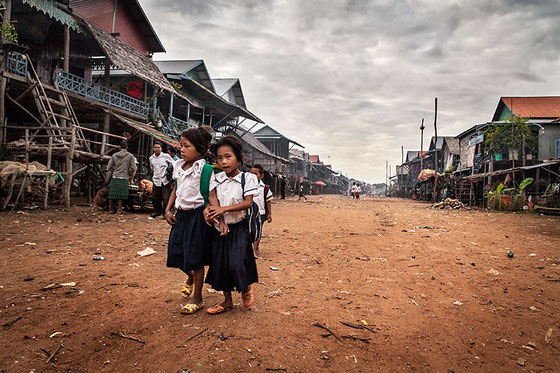 Muy temprano los niños se dirigen caminando a la escuela
