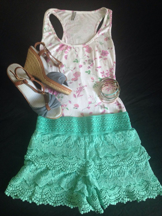 Top: OXXY (Zebra Fashion) / Shorts: SUITEBLANCO / Sandalen: Bata