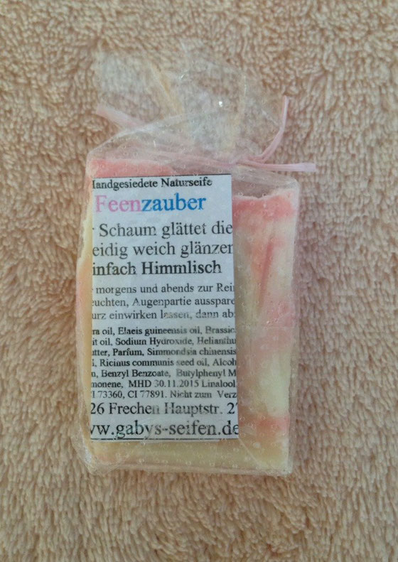 Diese Seife hab ich nicht mal ausgepackt, denn sie riecht auch eingepackt himmlisch... Die liegt jetzt im Bad und duftet gut :-)
