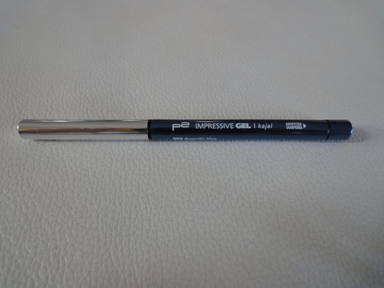 Ich hatte in der ersten Box das gleiche in schwarz und ich liebe es! Es zeichnet sofort eine tolle dunkle haltbare Linie! Dieses Eyeliner/Kajal sind hammer!