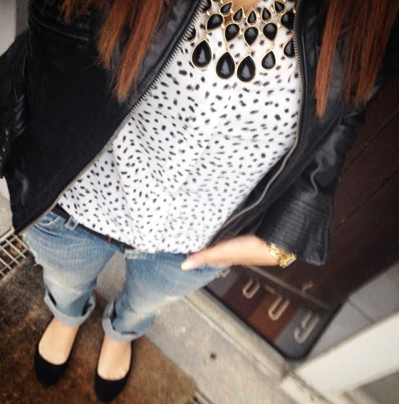Jacke: Zebra Fashion / Bluse, Kette und Ballerina: H&M / Hose: Guess