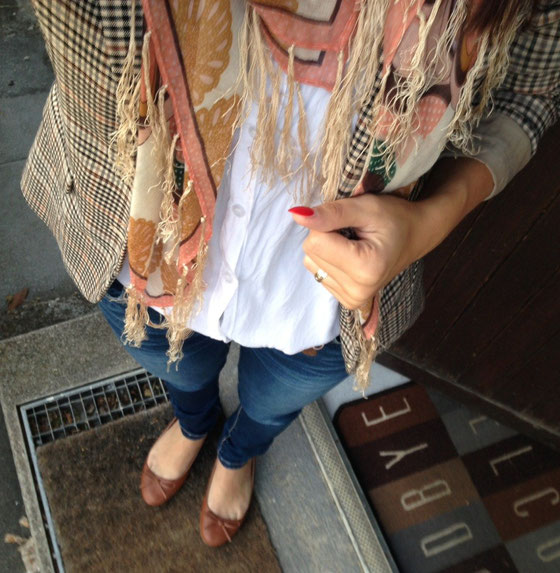 Blazer von H&M, Schal von Zebra Fashion, Ballerina von H&M.