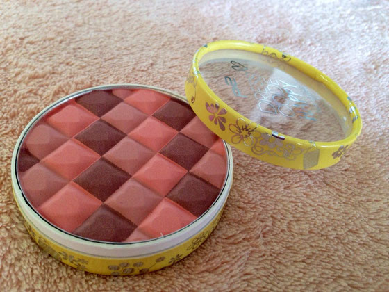 Dieses Blush benutze ich jetzt fast täglich... Perfekt! :)