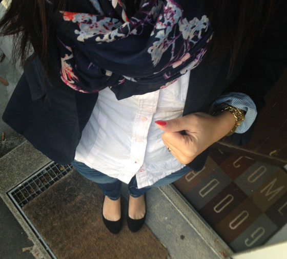 Blazer von Zara, Schal über Kleiderkorb, Bluse von Tommy Hilfiger, Ballerina von H&M.