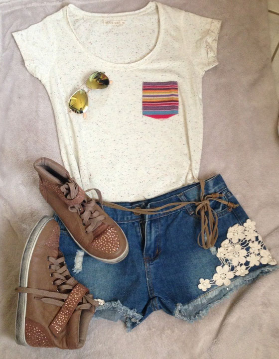 T-Shirt: Takko / Sneakers: SABBS / Brille: Claire's / Hose: Kleiderkorb