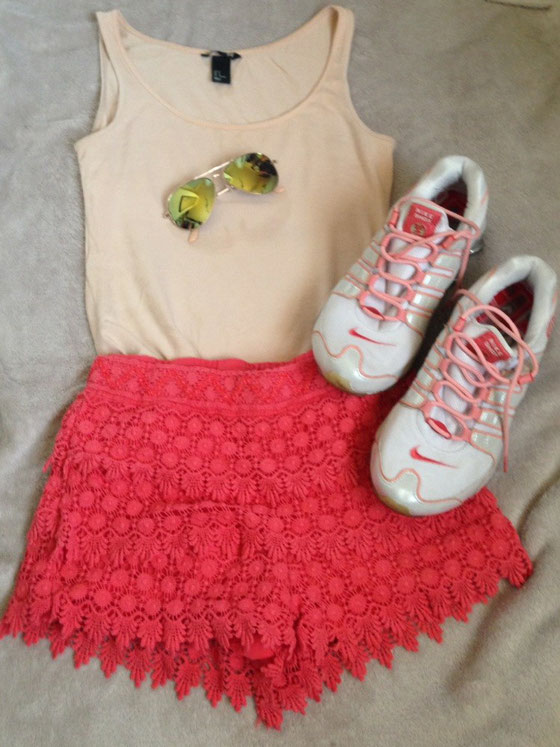Top: H&M / Sneakers: Nike / Brille: Claire's / Hose: Kleiderkorb