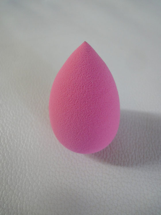 Ich liebeliebeliebe solche Beautyblender! Ich besitze schon zwei aber ich kann nie genug haben, ich benutze für Foundation und Concealer keine Pinsel mehr, denn mit diesen Beautyblender spart man Material und das Ganze sieht viel natürlicher aus!