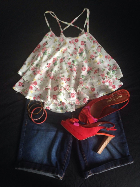 Top: Sheinside über mein Minipopup-Store (siehe Sidebar links) / Shorts: Takko / Sandalen: John Grey