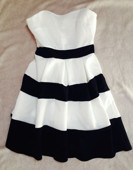 Ein ähnliches Kleid besitze ich schon, aber mit Ärmel. Im Sommer bin ich aber gerne "frei", Streifen liebe ich sowieso sehr. Und so musste dieses Kleidchen im Warenkorb landen.