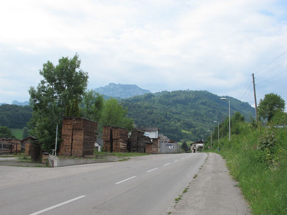 Der Grünberg, recht unscheinbar vor dem mächtigen Traunstein