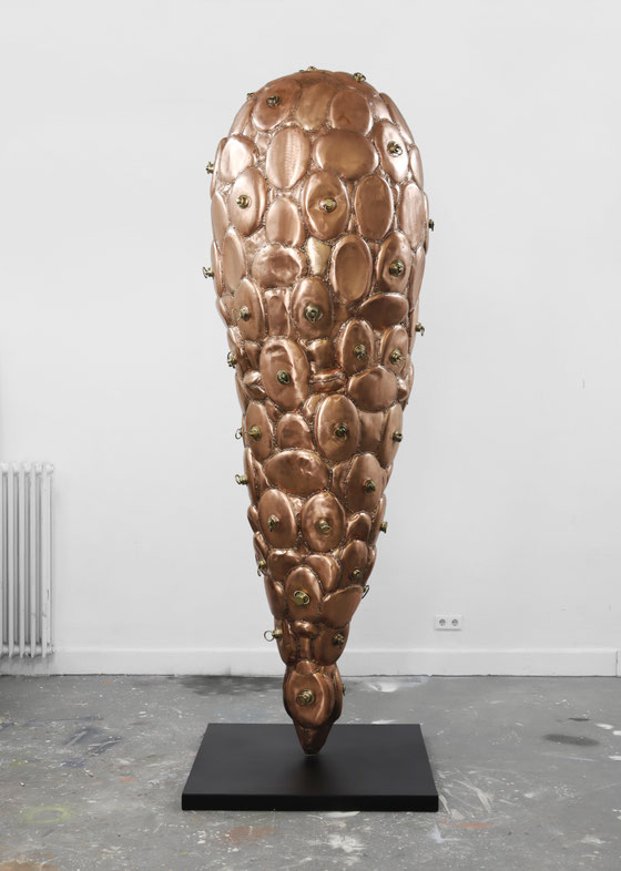 grosse Kupferskulptur Mother des Bildhauers Andreas Jonak von 2024 aus verschweisstem Kupferformen zylindrisch mit Messinggriffen