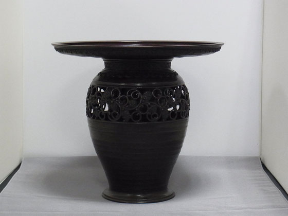 A21.須賀月真 蝋型鋳造 薄端唐草透かし - 高岡銅器展示館 A21.須賀月真 蝋型鋳造 薄端唐草透かし - 高岡銅器展示館