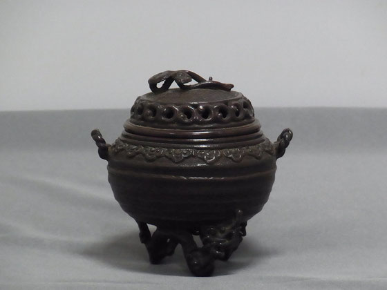 A17.須賀月真 蝋型香炉 龍足霊芝ツマミ蓋 - 高岡銅器展示館 A17.須賀月真 蝋型香炉 龍足霊芝ツマミ蓋 - 高岡銅器展示館