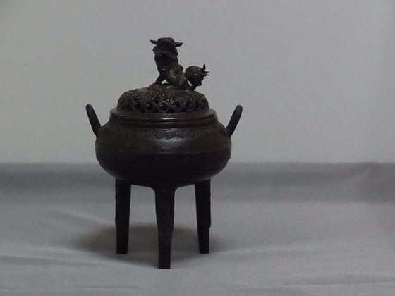 A24.初代須賀松園 三つ足獅子蓋香炉 - 高岡銅器展示館 A24.初代須賀松園 三つ足獅子蓋香炉 - 高岡銅器展示館