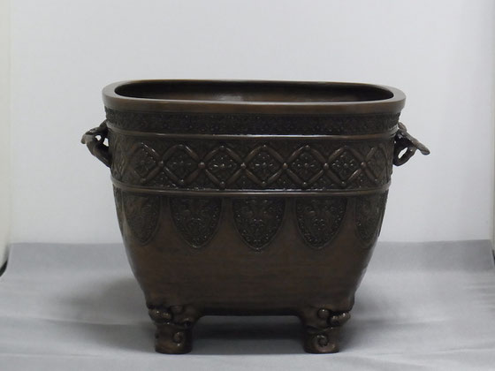 A20.蝋型鋳造 火鉢(二上元威) - 高岡銅器展示館 A20.蝋型鋳造 火鉢(二上元威) - 高岡銅器展示館