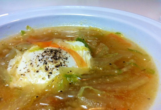 今朝のスープはコンソメで、、昨日は同じ材料で中華スープでした。　時期的に白菜が美味い！　