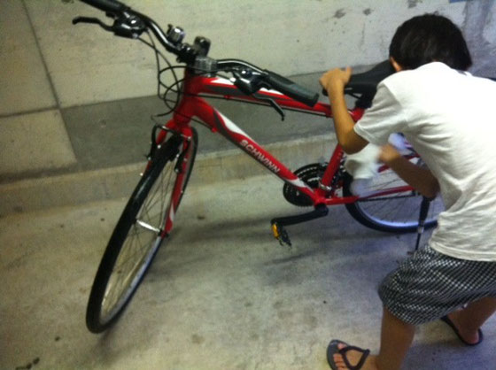 サイクリングしてたら雨に降られ、おnewの自転車が、、、、　信号で停まる度、錆びないか心配してましたｗ　「帰ったら自転車拭くもんある？」って、。　いい感じです、、続いてくれればねｗｗ　先日のブログで、中三までは乗ってくれたらって書きましたけど、大事にしてたら１０年は余裕ピカピカ状態でイケるんで此れからも大切にしてほしいわ～ｗ　　＊皆さん、初めて自分で選んで買ってもらった自転車の事って覚えてますかね？　あのスピード感、、どこまでも行ける感じ、、今でも鮮明に覚えてますけど、哲平もそうであってほしいな～ｗ