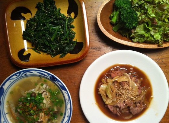 帰りが遅くなる（奥さんは９時半就寝）と自分で温めて食べてます。　が、昨日は違った！ご飯のしたくしてると奥さん起きてきていろいろしてくれたんですけど？　要は、上手くできたから感想を聞きたかったみたいでｗ　超うまかったです！w　特にほうれん草のゴマ和えが、、いつもは若干水っぽいんです（握力が弱いんかな？）が、昨日のはベストな状態で◎♪　＊うちの奥さん「料理作るの好きじゃない」って言うけど、たぶんそんなこと無いと思います、、少なくとも嫌いでではないような気がする。。。。