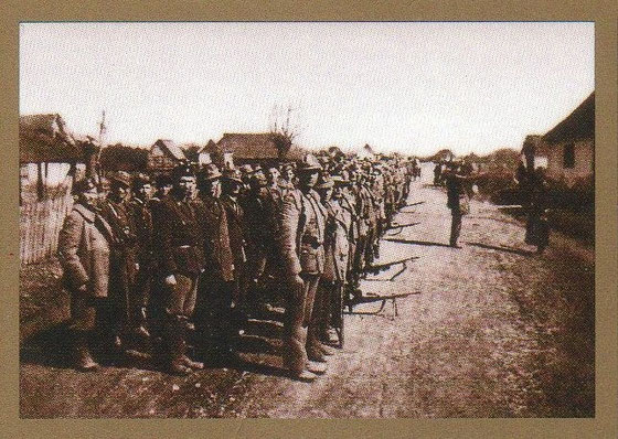 Balegovački branitelji. Baja Petar predaje raport Rudiki Šnjuru, krajem 1943., u Balegovcu na glavnoj cesti ispred kuće Marka Pavlovića.