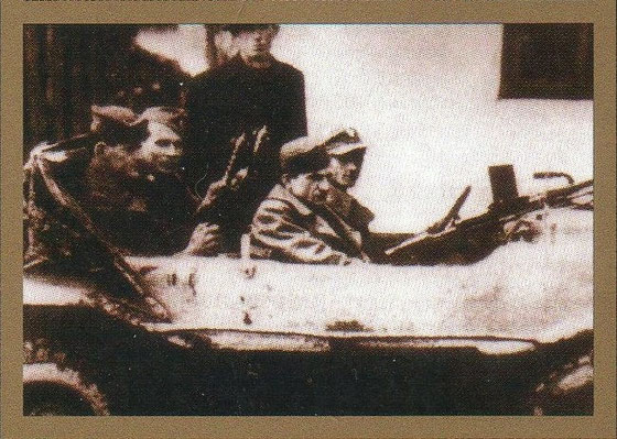 Baja Petar sjedi naprijed a pored njega vozač Donoslav. Dva pratioca pozadi neidentificirani. Čovjek u šeširu je Anto Nujić (Barića) iz Pruda. Fotografija je nastala krajem 1944. ili početkom 1945. godine