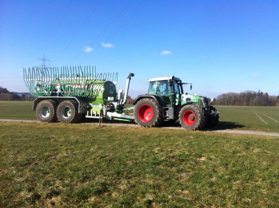 Traktor Fendt Vario mit Güllefass Agrar 12500 Swissline, Schleppschlauch, untenanhängung und Saugarm, grosse Tandembereiffung