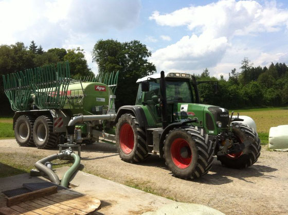 Fendt Vario mit Güllefass Agrar 12500 und Schleppschlauch, Saugrüssel