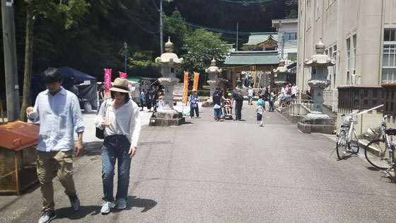山の辺神社参道にもお店と人通りが。