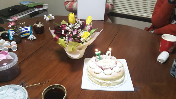 お祝いの花とバースデーケーキ。