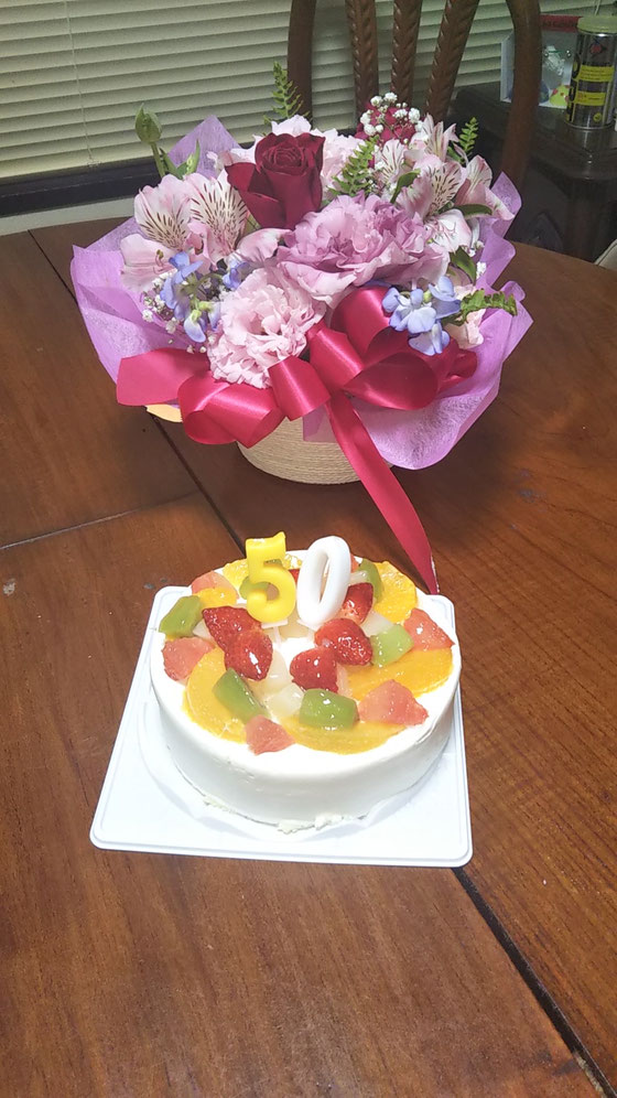 お祝いの花籠とケーキ