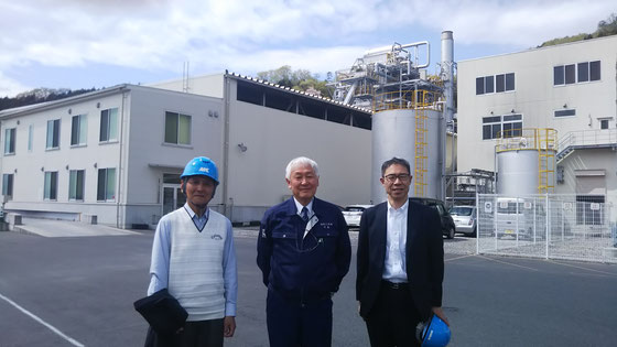 １万KW発電設備の前で、加藤さん、中島社長、大造常務