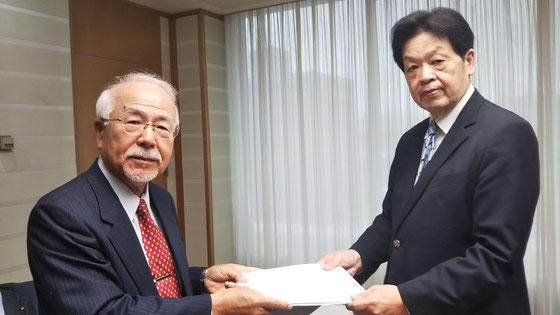 吉田会長は久保田市長へ、私は川神浜田市議会議長に提言書を提出しました。
