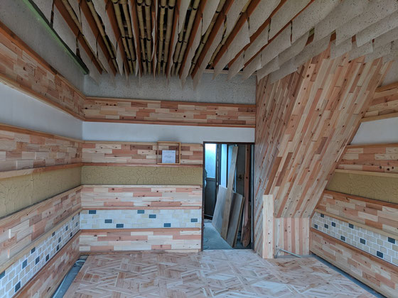 床、壁には木材。壁の一部はタイルと土壁、天井には和紙を使用。