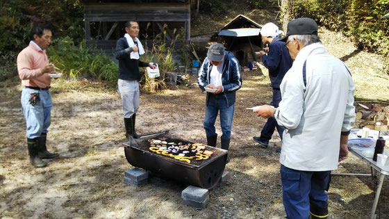 お昼はお決まりのBBQ