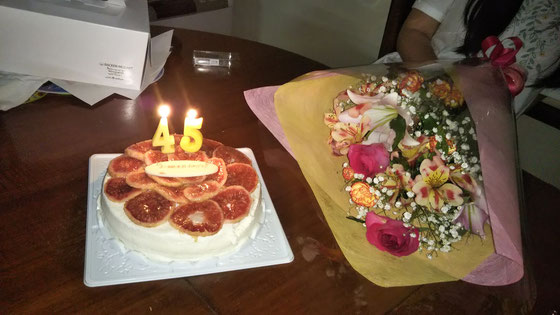 お祝いの花束とケーキ。