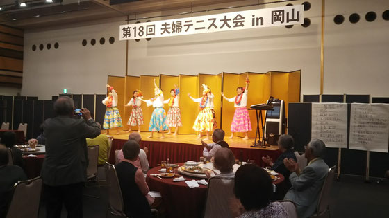 岡山女性陣のフラダンスで歓迎