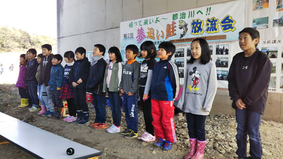 江津東小学校の４年生の都治川宣言。「帰ってこいよー」