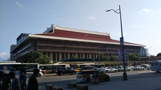 ホテル前の台北駅。