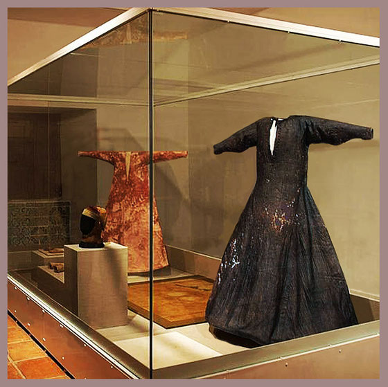 Fig. 12 - Exposition du trousseau funéraire, monsatère de Sancti Spiritus à Toro. ©WikimediaCommons.