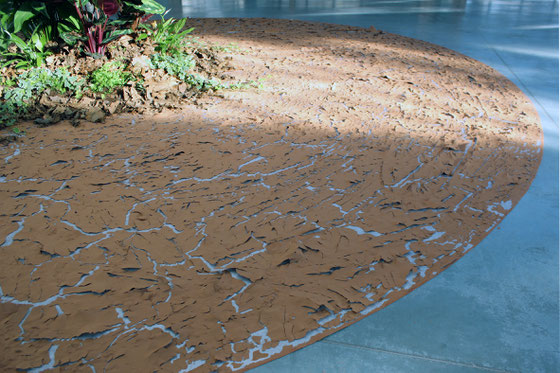 Le jardin central qui bénéficie de l'arrosage de la fonte des glaces laisse place autour de lui à un assèchement des terres qui craquellent. Désertification annoncée !