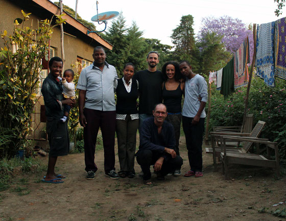 De belles rencontres : Baraka et son neveux, son beau-frère Pierre, sa soeur, Alex et Farida de l'Alliance Française et le petit frère de Baraka.